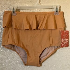 NWT Kortni Jeane ruffle bottoms